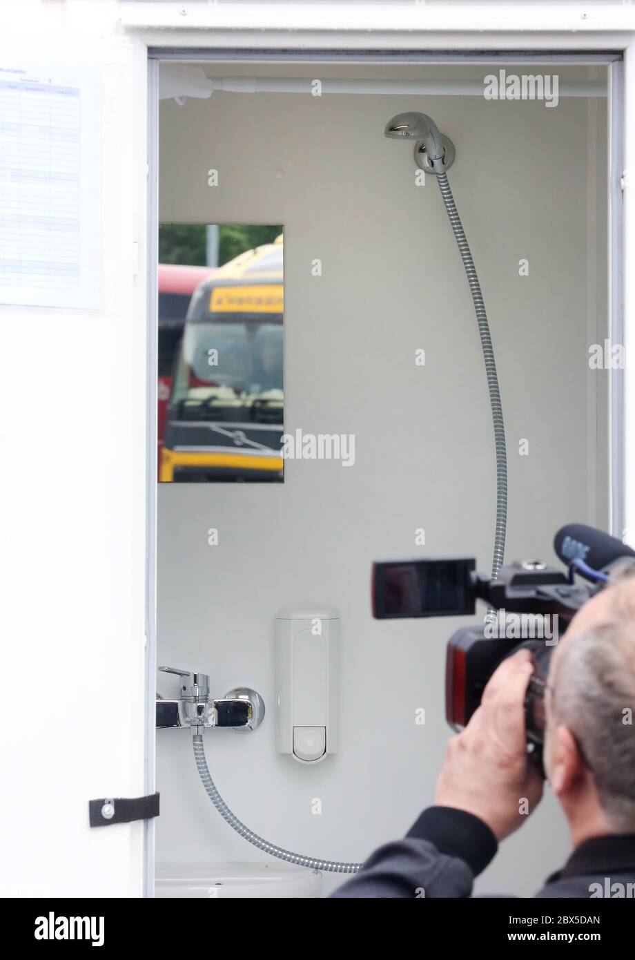 Neukirchen Vluyn, Allemagne. 05e juin 2020. Un caméraman filme l'une des salles de douche pour les chauffeurs de camions de Straßen NRW au parking de l'autoroute Neufelder Heide. Straßen.NRW a installé 20 douches dans le parking, qui peuvent être utilisées gratuitement par les chauffeurs de camions. Crédit : Roland Weihrauch/dpa/Alay Live News Banque D'Images