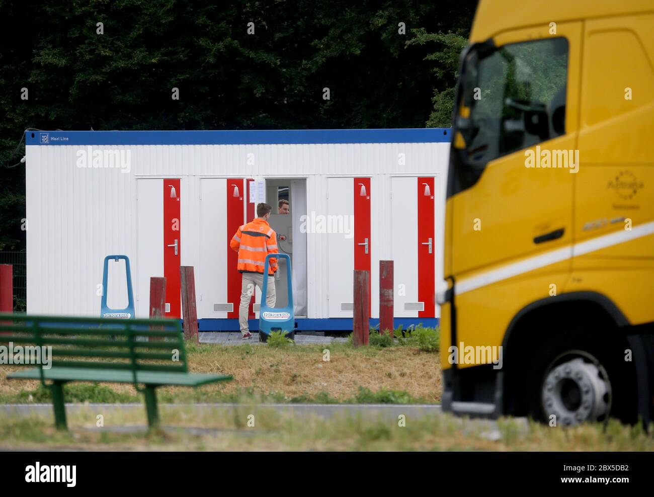 Neukirchen Vluyn, Allemagne. 05e juin 2020. Les salles de douche pour les chauffeurs de camions sont présentées par un employé de Straßen NRW au parking de l'autoroute Neufelder Heide. Straßen.NRW a installé 20 douches dans le parking, qui peuvent être utilisées gratuitement par les chauffeurs de camions. Crédit : Roland Weihrauch/dpa/Alay Live News Banque D'Images