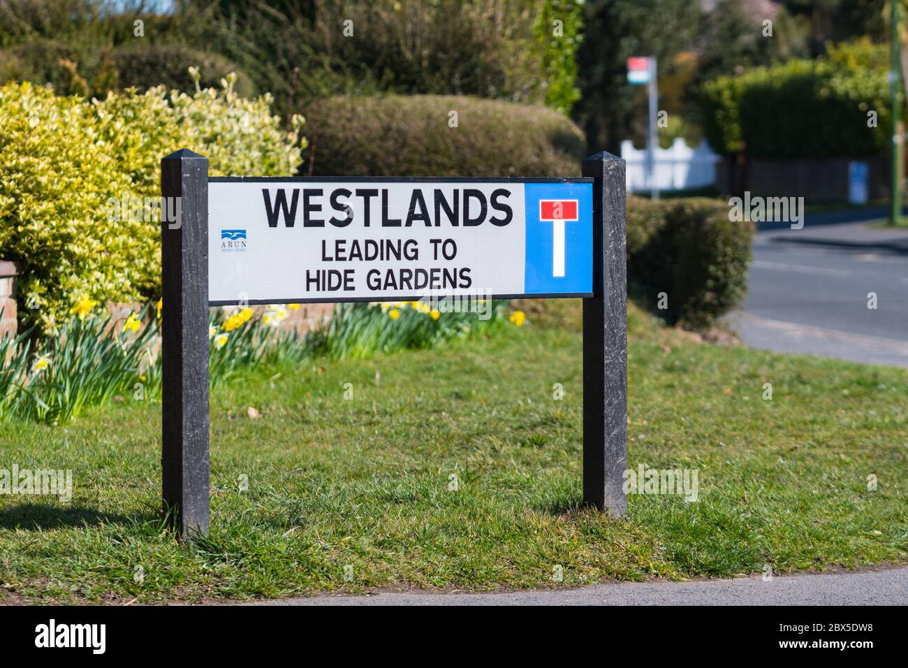 Nom de rue avec symbole de route no through en Angleterre, Royaume-Uni. Banque D'Images