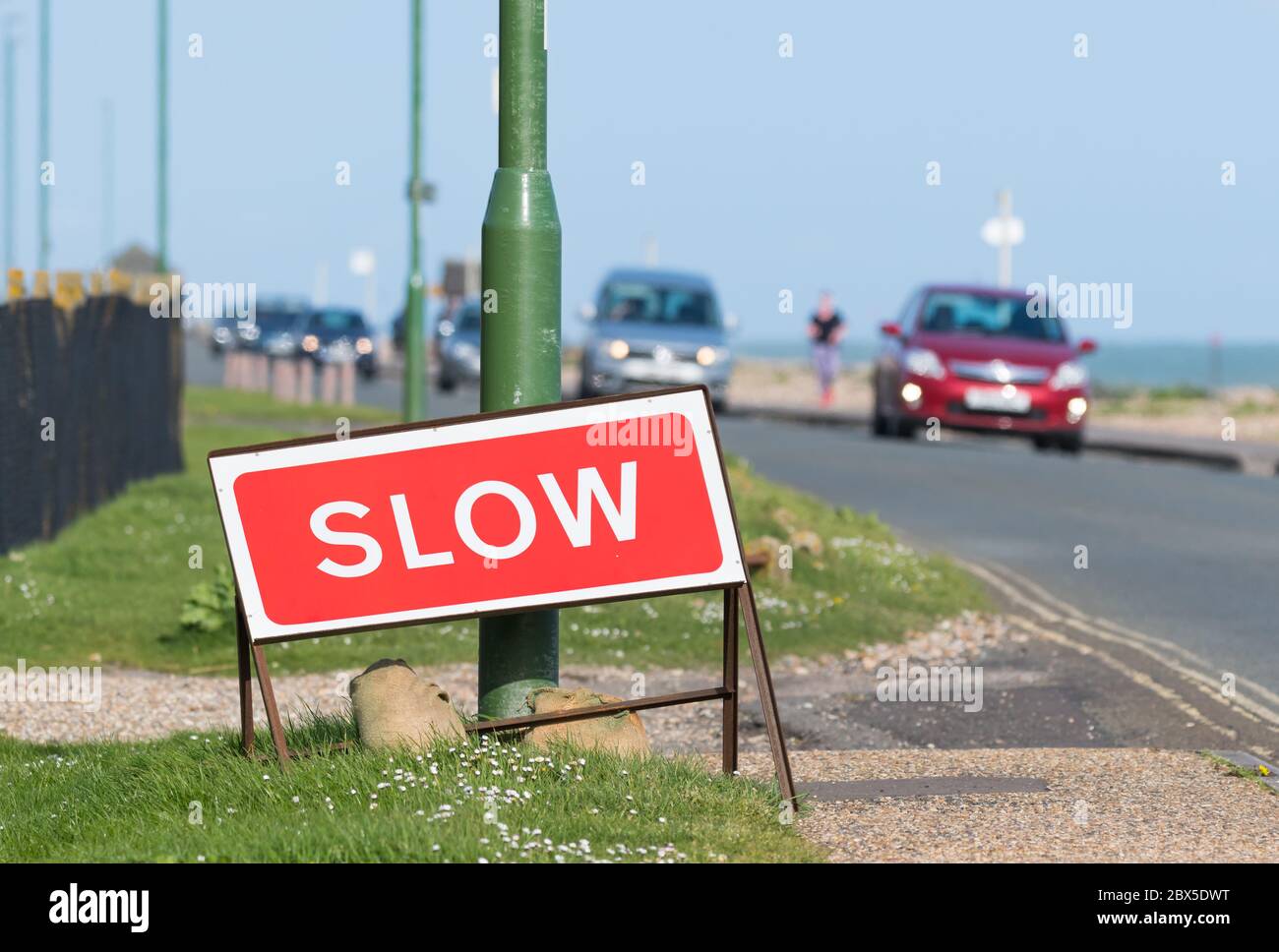Panneau routier mobile lente par le côté d'une route dans le Royaume-Uni. Banque D'Images