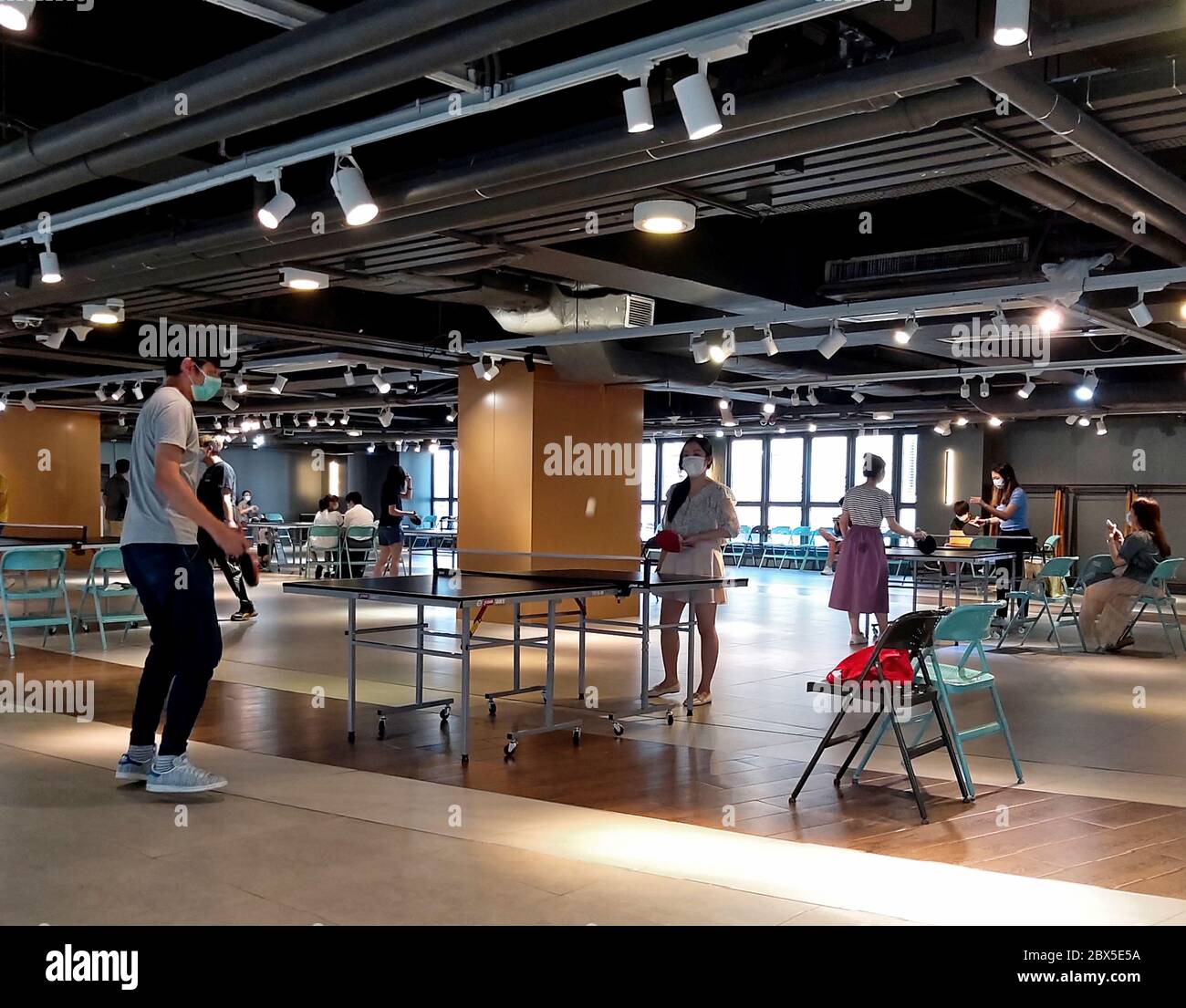 Jeux de ping-pong dans une salle de shopping Banque D'Images