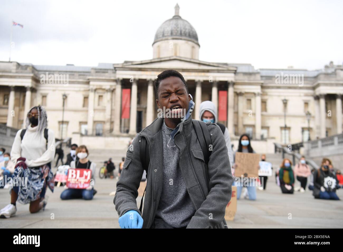 Des gens participent à une manifestation à genoux pour des Black Lives Matter à Trafalgar Square, Londres, à la mémoire de George Floyd, qui a été tué le 25 mai alors qu'il était en garde à vue dans la ville américaine de Minneapolis. Banque D'Images