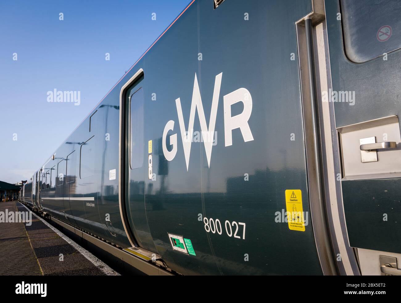 Train en train de la grande compagnie de chemin de fer de l'Ouest attendant à la gare de Swansea, pays de Galles, Royaume-Uni. Banque D'Images