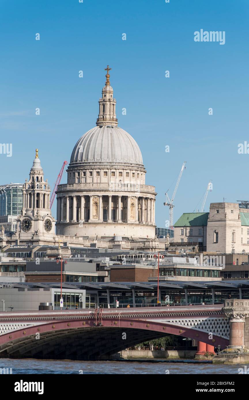 Pont de Blackfriars et gare ferroviaire de l'autre côté de la Tamise, Londres, Angleterre. Banque D'Images