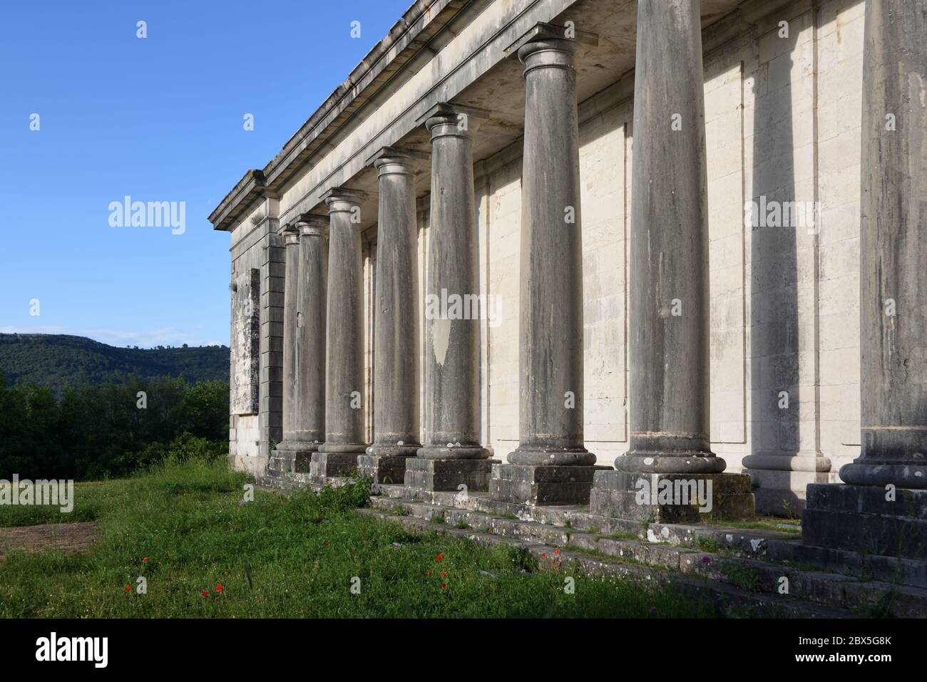Colonnade néoclassique ou classique ou colonnes de la façade du château de Valbelle Tourves en ruines Var Provence France Banque D'Images
