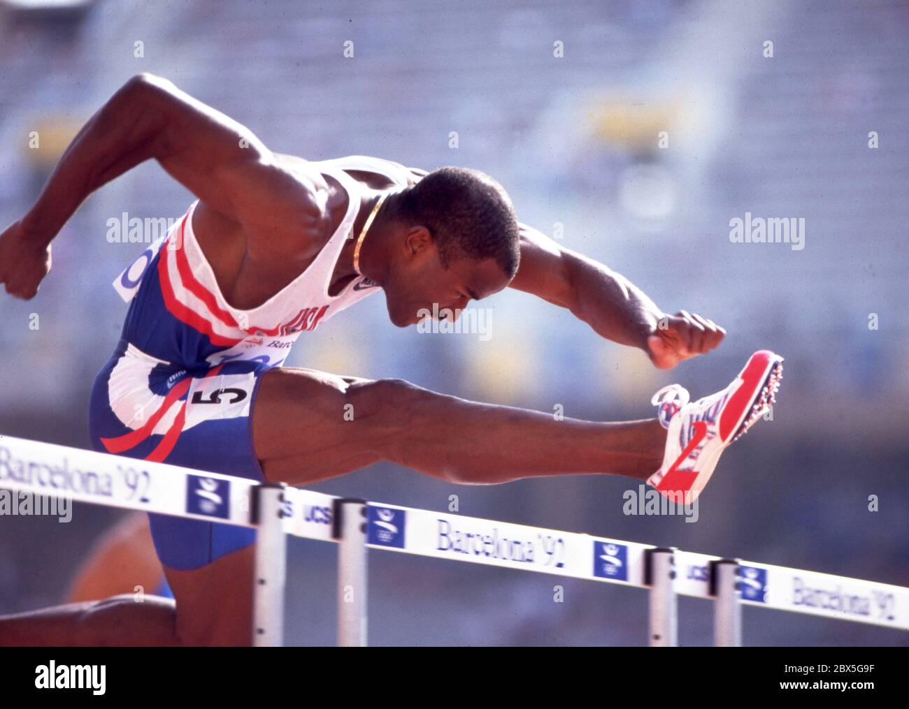Barcelone Jeux Olympiques 1992 Tony Dees - Athlétisme 110m haies photo par Tony Henshaw pas d'utilisation commerciale. Éditorial uniquement. Banque D'Images