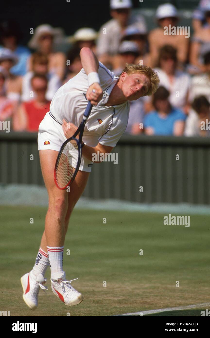 Championnats de tennis de Wimbledon 1986 Boris Becker sert photo par Tony Henshaw Banque D'Images