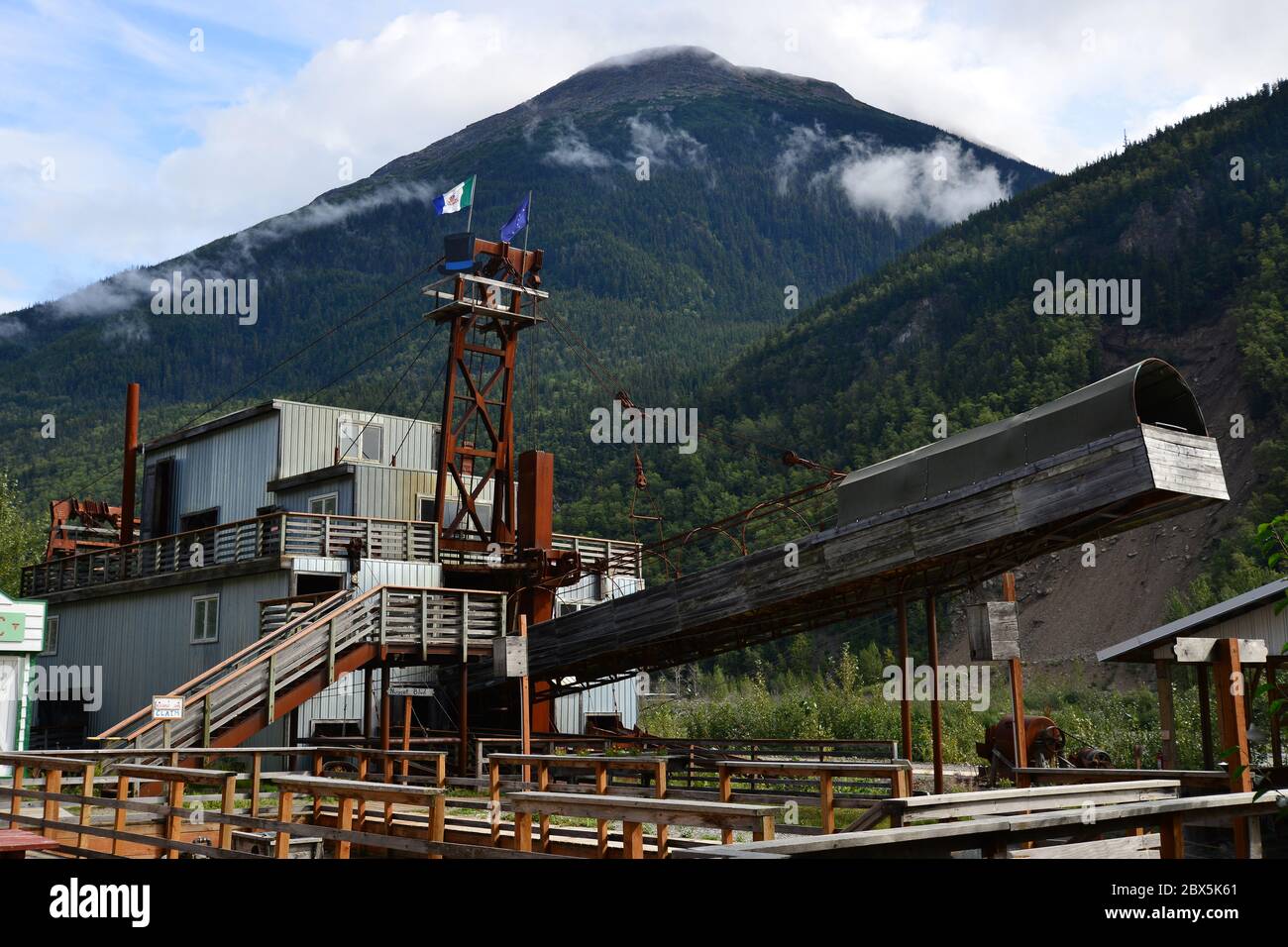 Cette ancienne drague d'or est maintenant inutilisée, à une attraction touristique basée autour de la recherche de l'or à Alaska 360, à la périphérie de Skagway, Alaska, États-Unis. Banque D'Images