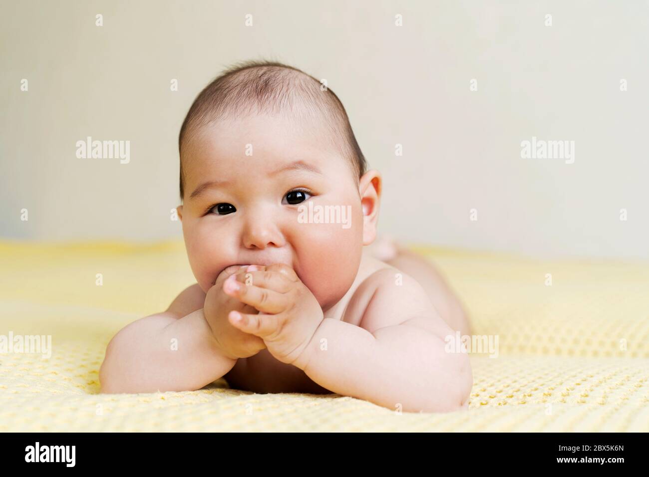 Nouveau Ne Asiatique Mignon Garcon Tenant Les Mains Dans Sa Bouche Dentition Photo Stock Alamy