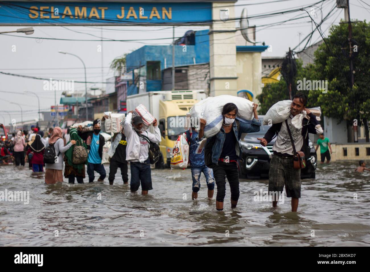 Jakarta, DKI Jakarta, Indonésie. 5 juin 2020. Les résidents épargnent des objets de valeur de la marée haute à un abri temporaire. En raison du débordement de l'eau de mer qui s'instrite dans la zone côtière de Jakarta, certains résidents du nord de la région de Jakarta doivent évacuer le crédit : Muhammad Zaenuddin/ZUMA Wire/Alamy Live News Banque D'Images