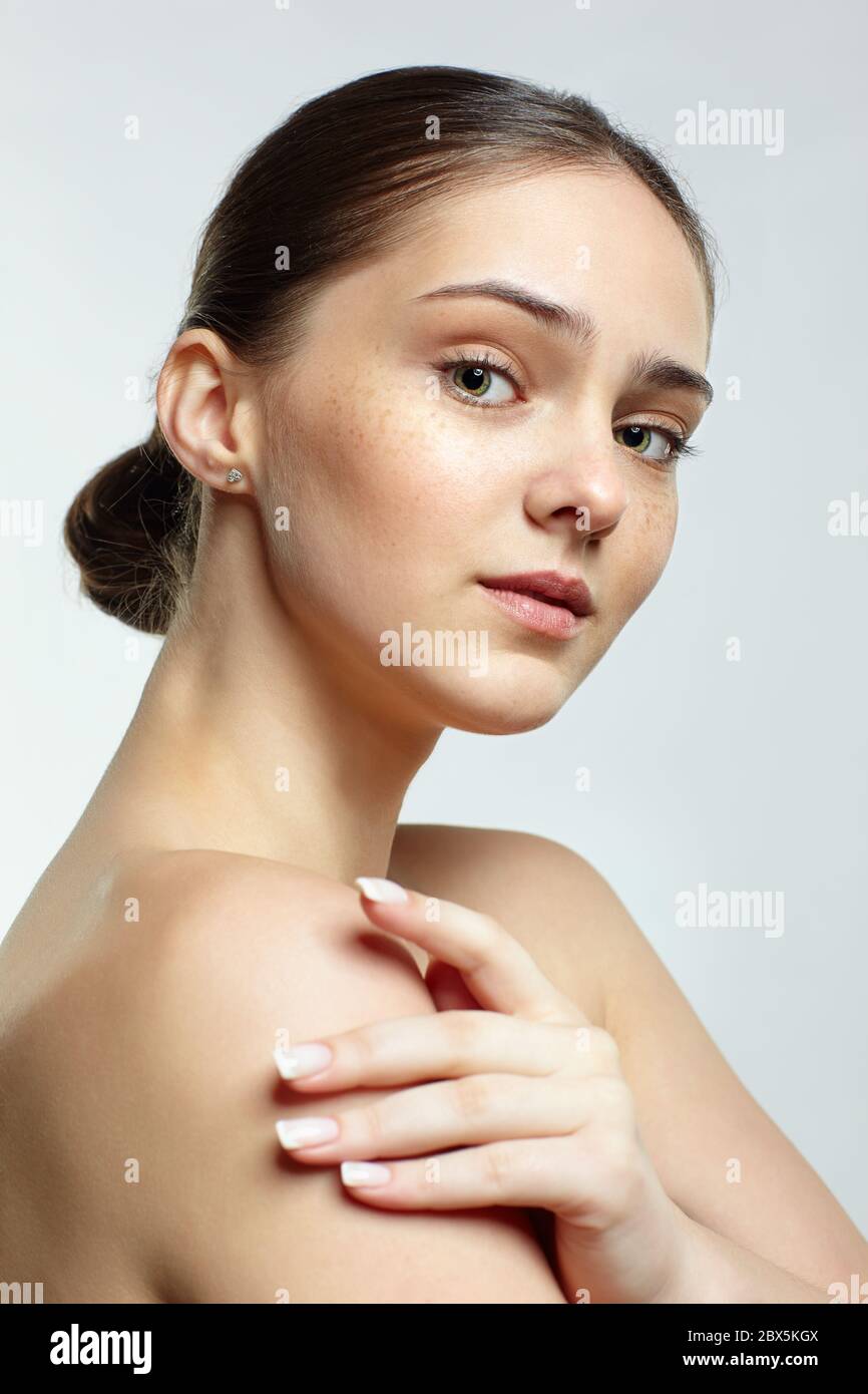 Portrait de beauté de la jeune femme. Brunette fille avec cheveux longs et maquillage de jour de femme. Banque D'Images