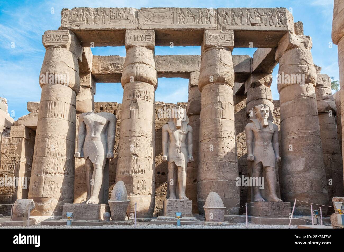 Colonnade et statues de pharaons dans le complexe du temple de Karnak, Louxor, Égypte Banque D'Images