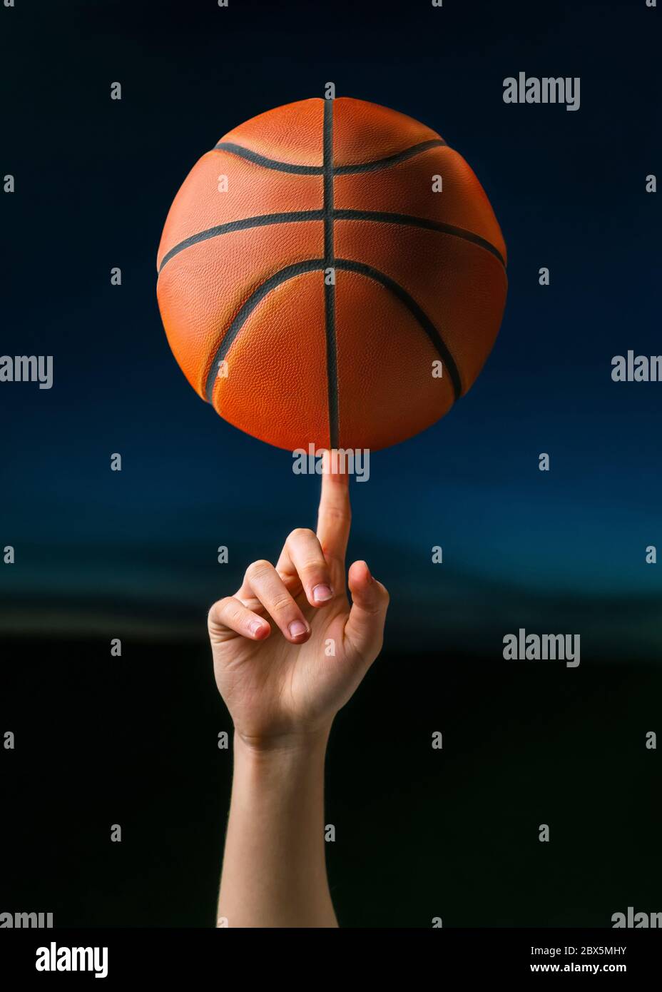 Gros plan sur le joueur professionnel de basket-ball qui tourne un ballon  sur le doigt. Entraînement des athlètes de basket-ball de rue pour la  compétition Photo Stock - Alamy