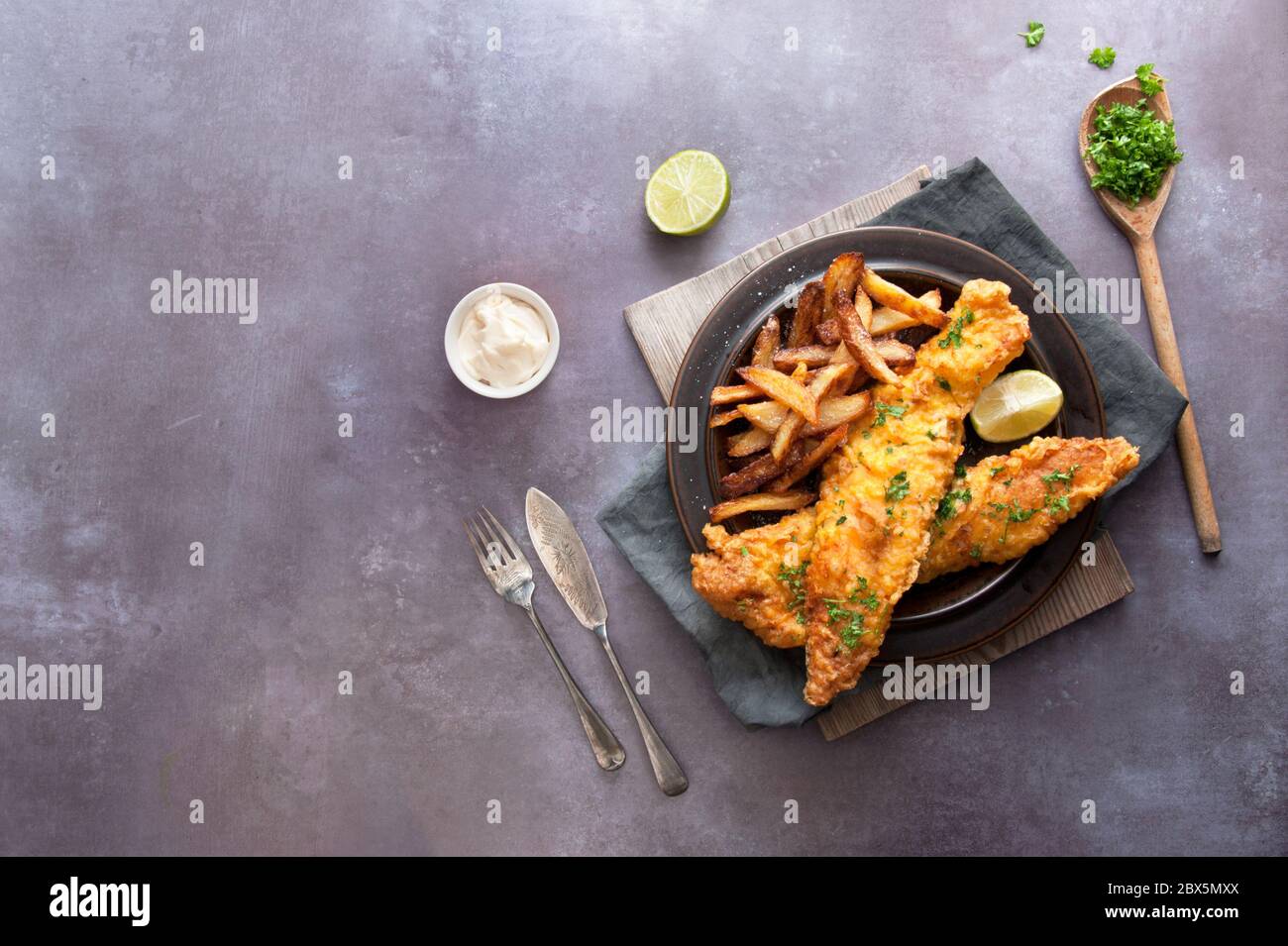 Poisson frit traditionnel en pâte avec frites coupées à la main Banque D'Images