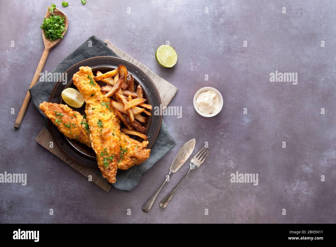 Poisson frit traditionnel en pâte avec frites coupées à la main Banque D'Images