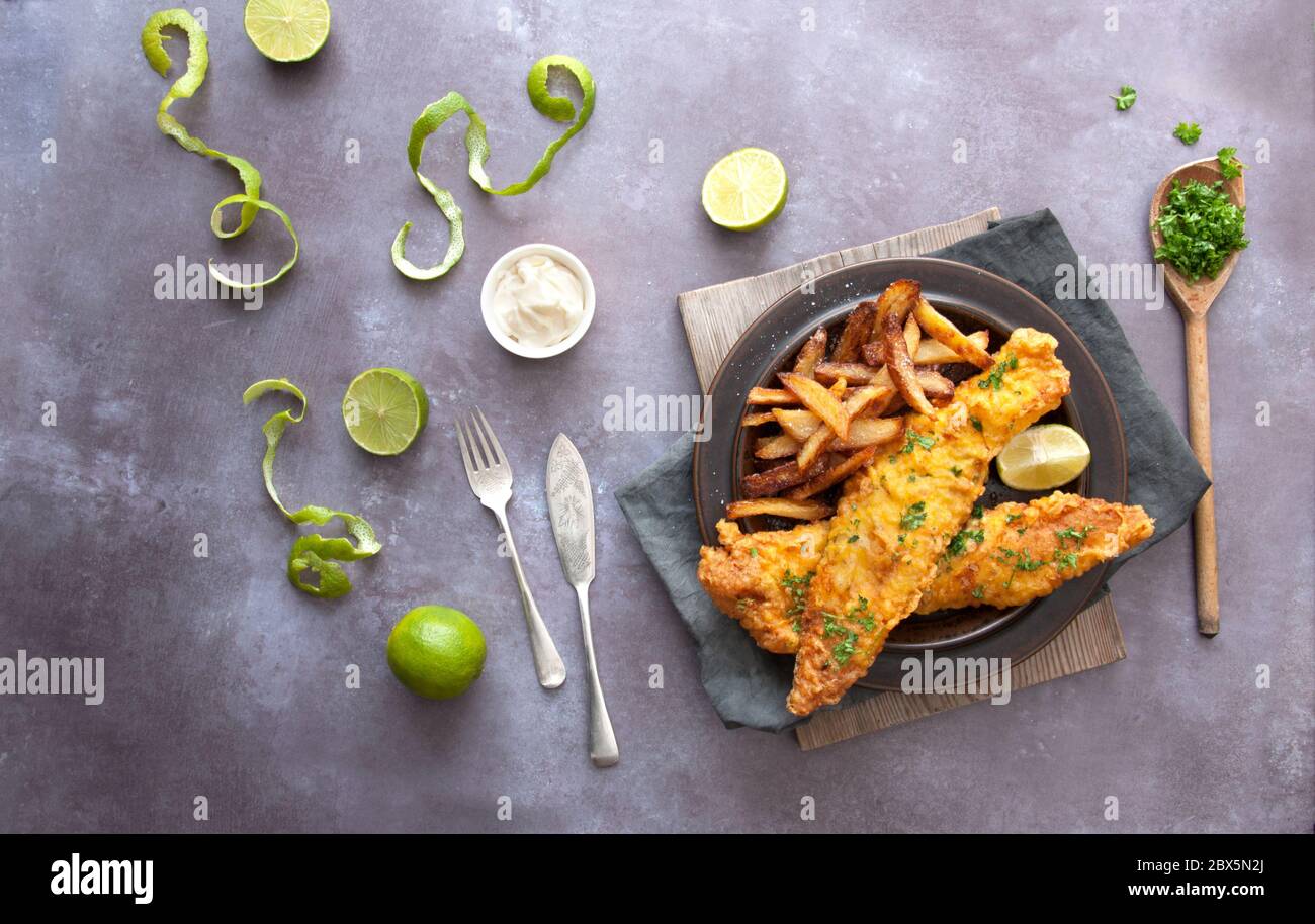 Poisson frit dans une pâte avec des frites coupées à la main Banque D'Images