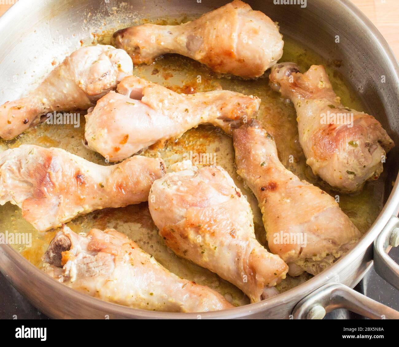 Pilon de poulet frit dans une casserole. Appétissant poulet avec une croûte. Banque D'Images