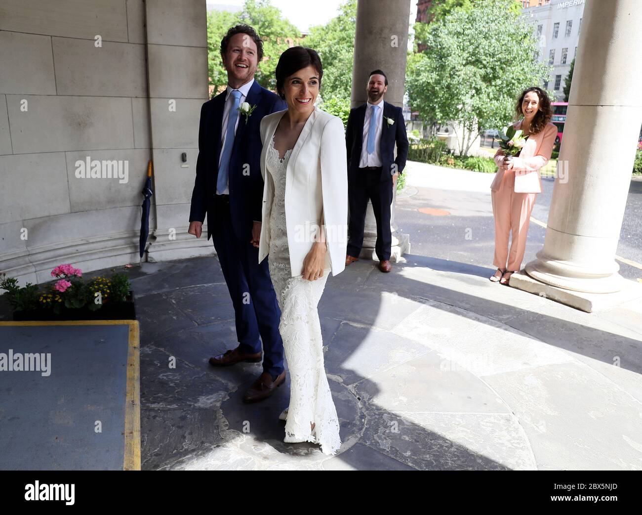 Michael McCaw, de Belfast, et Lucrecia Landeta Garcia, originaire d'Argentine, avec leurs témoins Norman Ross (deuxième à droite) et Ruth McNaughton (droite) lors de leur cérémonie de mariage à l'hôtel de ville de Belfast, car les mariages extérieurs avec jusqu'à six personnes sont actuellement autorisés, de changer de lundi à des cérémonies autorisées à l'extérieur, avec pas plus de 10 personnes présentes. Banque D'Images