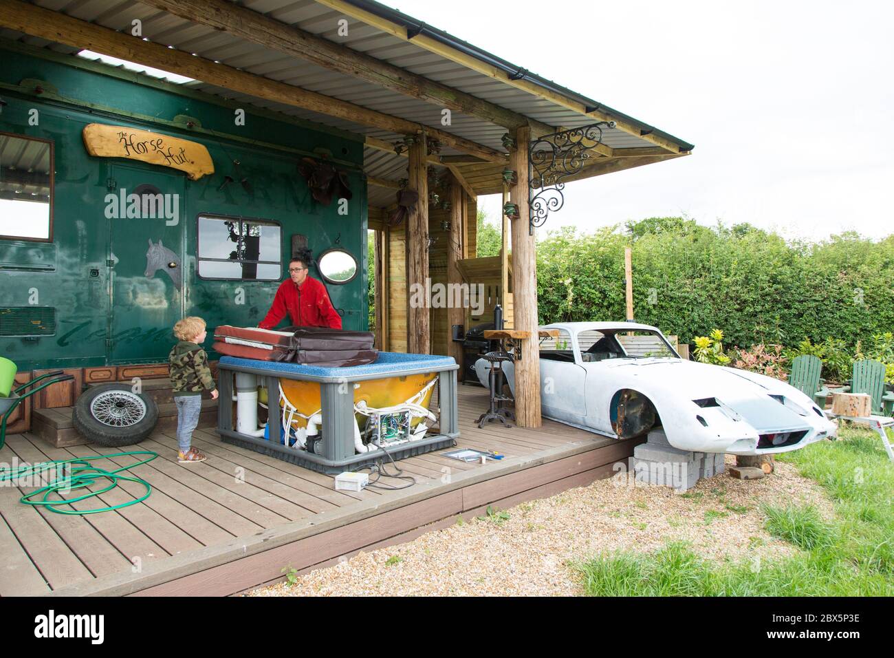 Lotus Elan +2 voiture classique en cours de conversion en un bain à remous personnalisé, Medstead, Alton, Hampshire Angleterre, Royaume-Uni. Banque D'Images