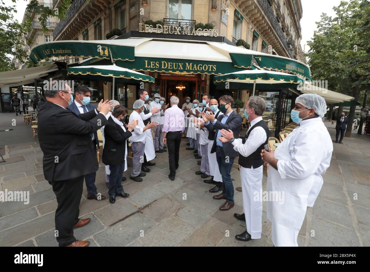 RÉOUVERTURE DE LA BRASSERIE LES DEUX MAGOTS APRÈS LE VERROUILLAGE Banque D'Images