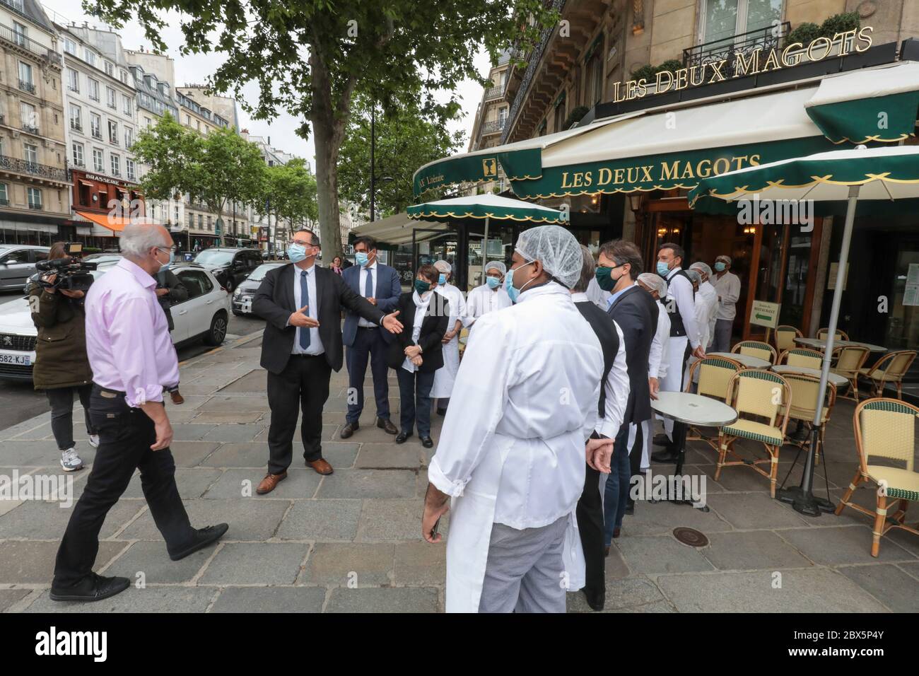 RÉOUVERTURE DE LA BRASSERIE LES DEUX MAGOTS APRÈS LE VERROUILLAGE Banque D'Images