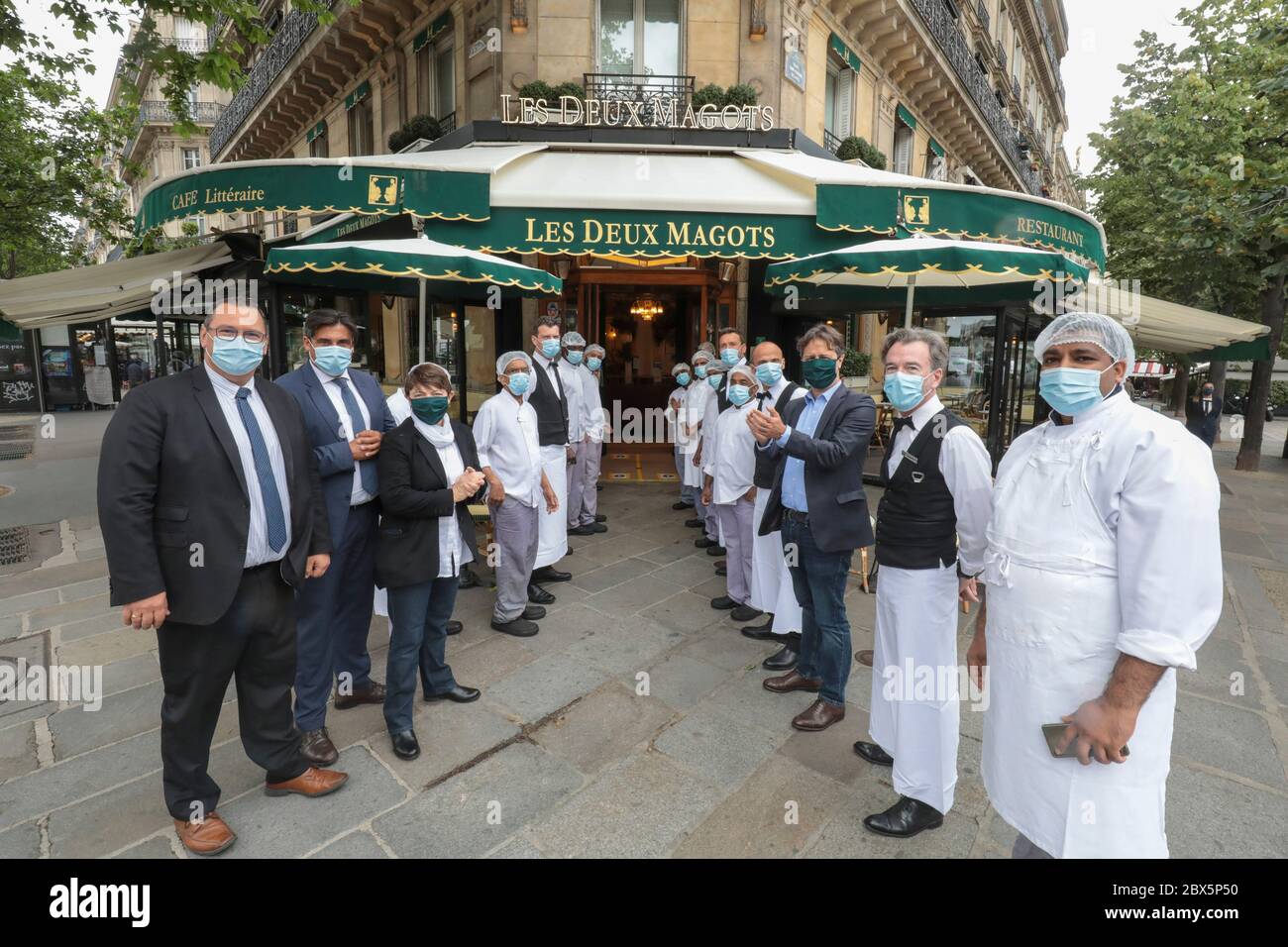 RÉOUVERTURE DE LA BRASSERIE LES DEUX MAGOTS APRÈS LE VERROUILLAGE Banque D'Images