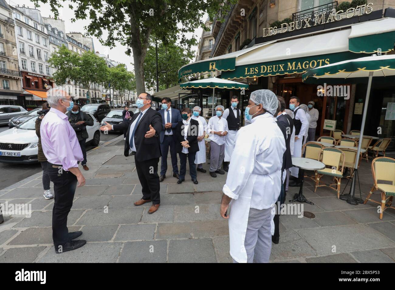 RÉOUVERTURE DE LA BRASSERIE LES DEUX MAGOTS APRÈS LE VERROUILLAGE Banque D'Images