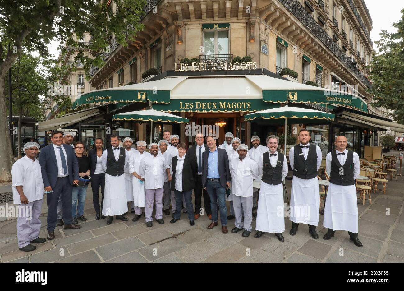 RÉOUVERTURE DE LA BRASSERIE LES DEUX MAGOTS APRÈS LE VERROUILLAGE Banque D'Images