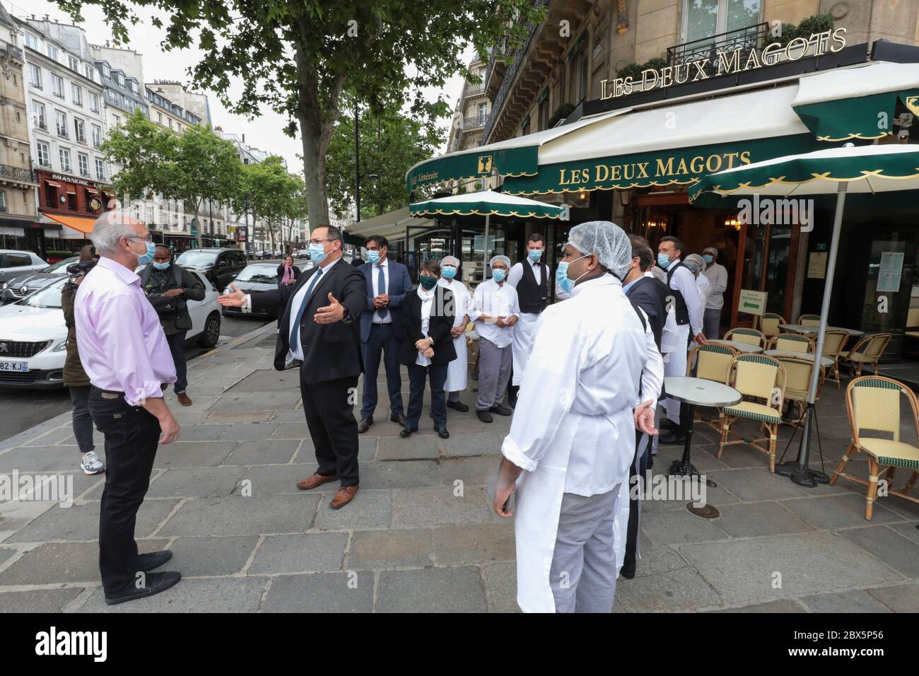 RÉOUVERTURE DE LA BRASSERIE LES DEUX MAGOTS APRÈS LE VERROUILLAGE Banque D'Images
