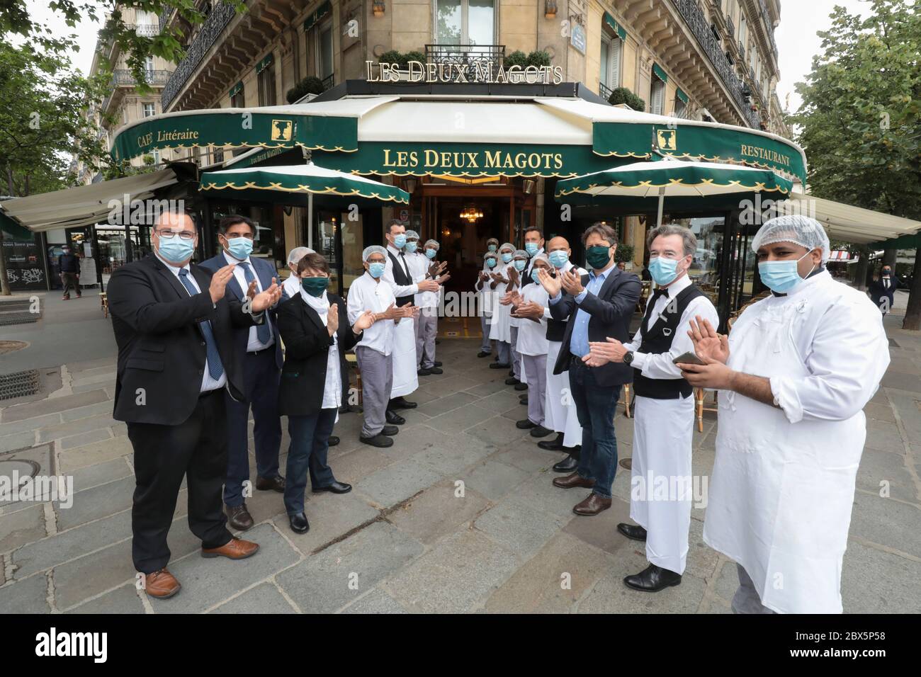 RÉOUVERTURE DE LA BRASSERIE LES DEUX MAGOTS APRÈS LE VERROUILLAGE Banque D'Images
