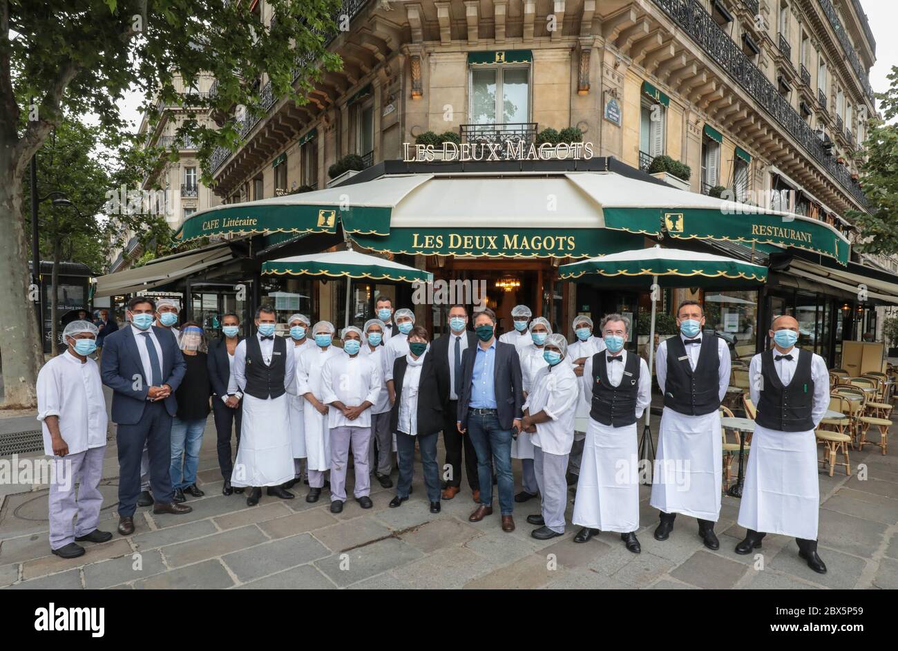RÉOUVERTURE DE LA BRASSERIE LES DEUX MAGOTS APRÈS LE VERROUILLAGE Banque D'Images
