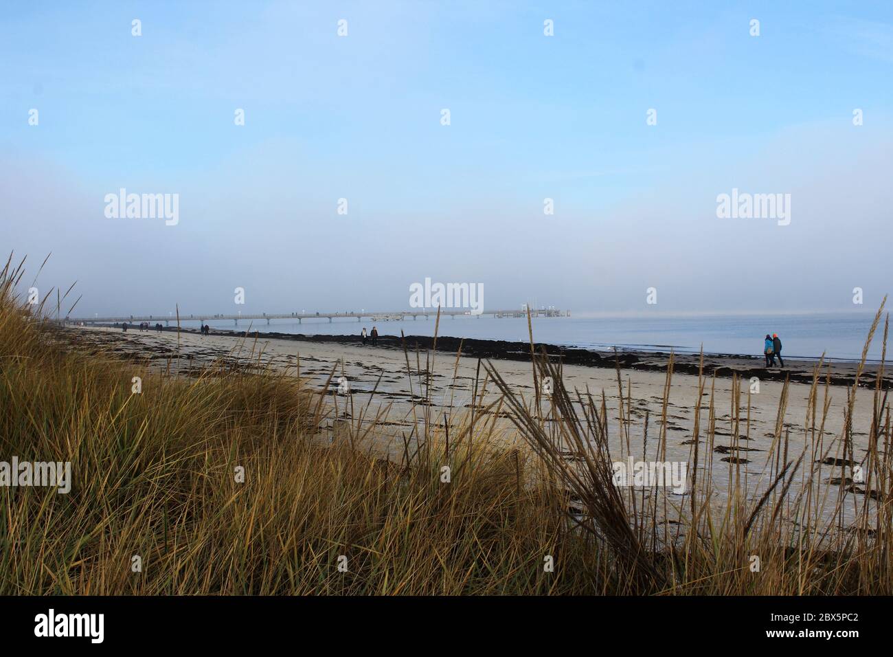 Plage de Scharbeutz le matin d'un hiver brumeux Banque D'Images