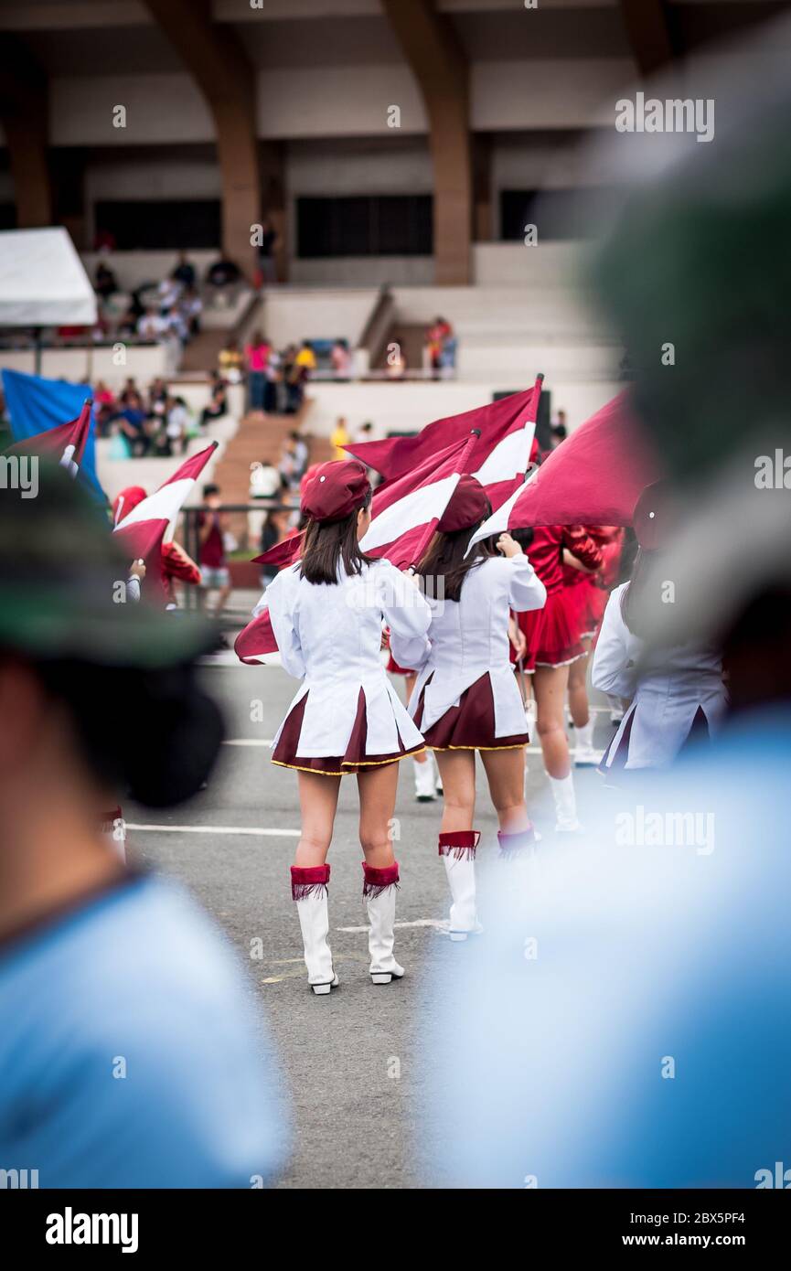 Un défilé de jeunes filles Philippines se déroule au Festival de la Fête du Nazaréen noir à Manille, aux Philippines. Banque D'Images