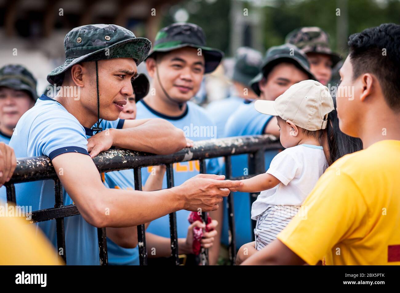 La police philippine montre de l'affection à l'égard d'un bébé mignon lors du Black Nazaréen Festival, Manille Philippines. Banque D'Images