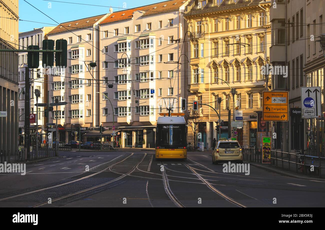 Berlin, Germnay - 2 janvier 2018 : tramway jaune en transports en commun passant par la ville de Berlin Allemagne Banque D'Images