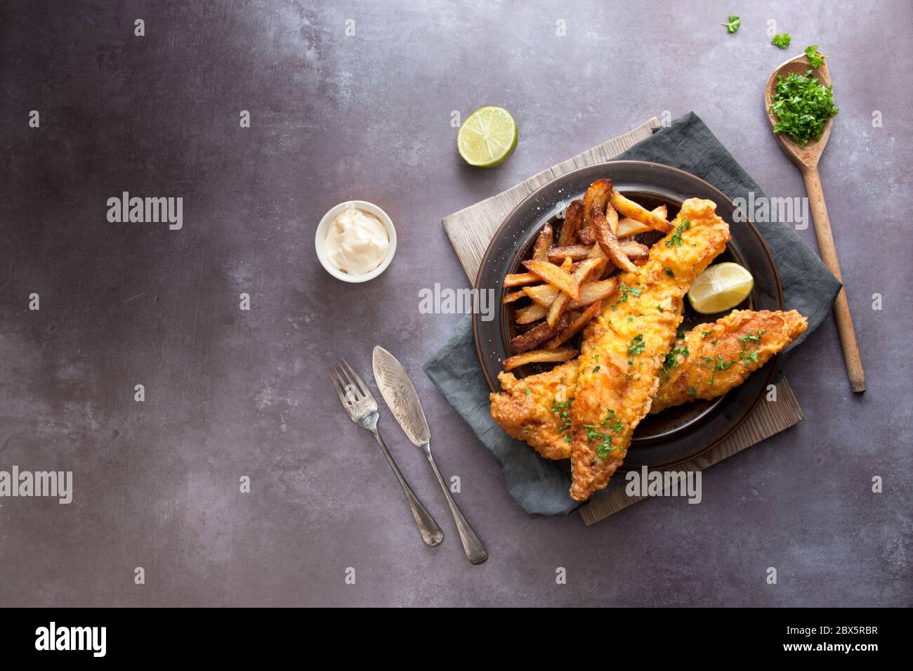 Poisson frit dans une pâte avec des frites coupées à la main Banque D'Images