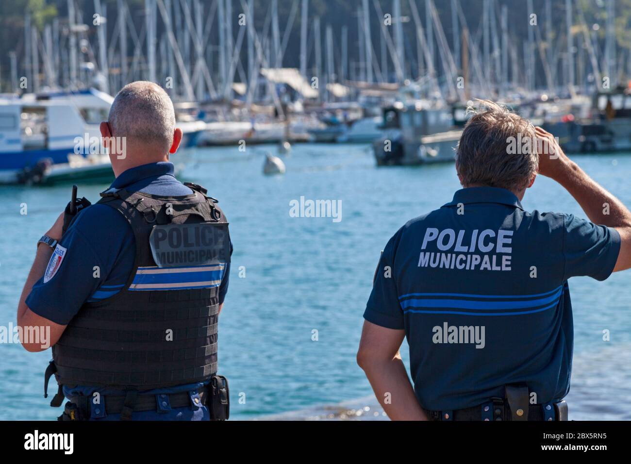 Saint-Malo, France - juin 02 2020 : deux policiers municipaux en intervention au port. Banque D'Images