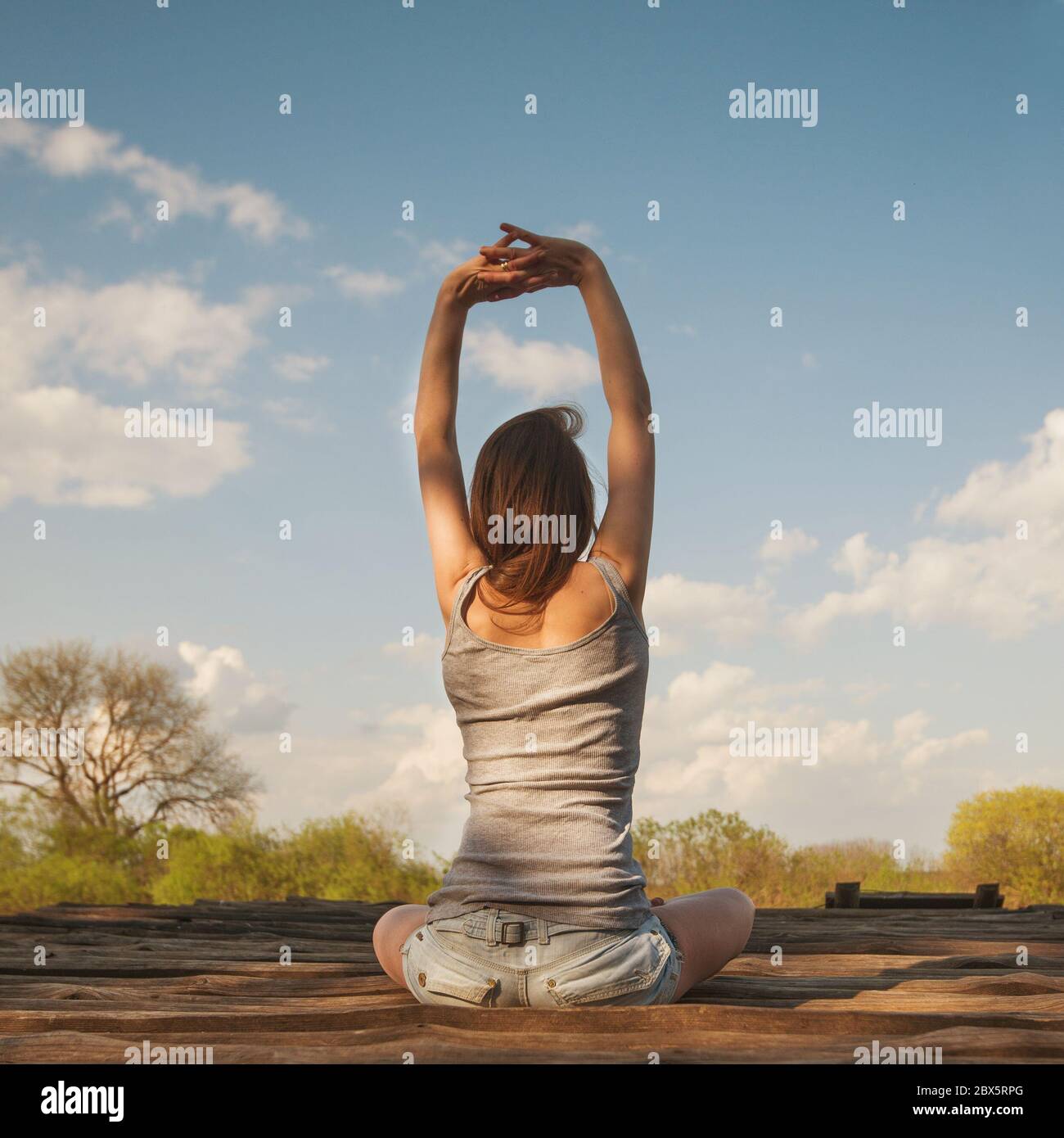 Caucasian woman practicing yoga at seashore Banque D'Images