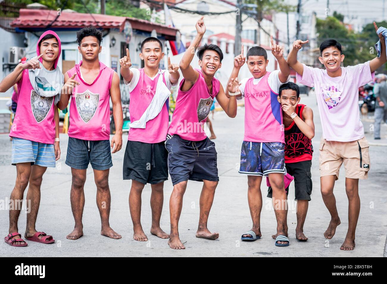 De jeunes Philippins plaisantent avant de partir sur la célèbre parade religieuse du Nazaréen noir annuelle à Manille, aux Philippines. Banque D'Images