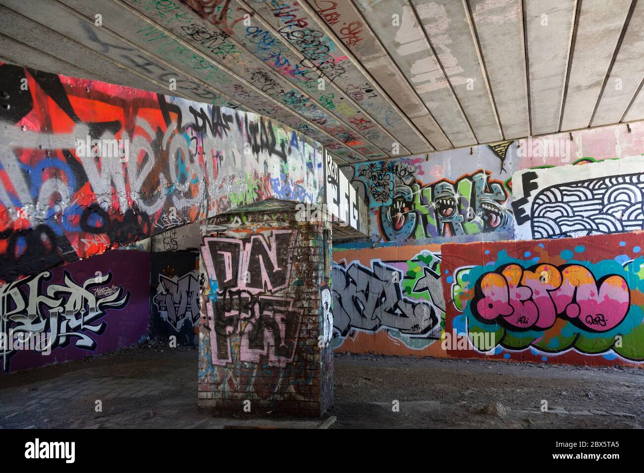 Graffiti dans le passage, Halifax, West Yorkshire Banque D'Images
