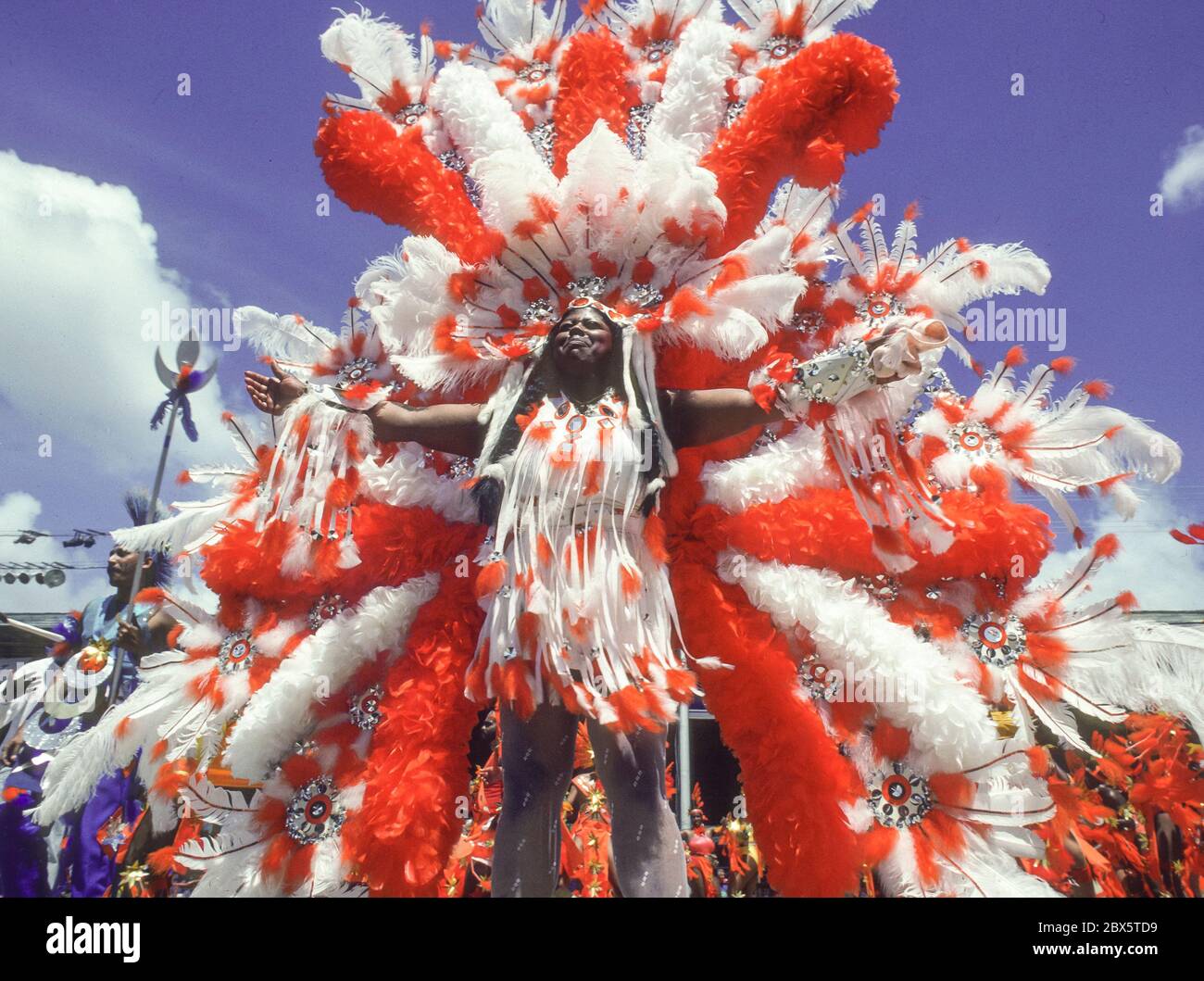 PORT OF SPAIN, TRINIDAD - danseuse Mardi gras en costume pendant le défilé du carnaval de Trinité-et-Tobago. Banque D'Images