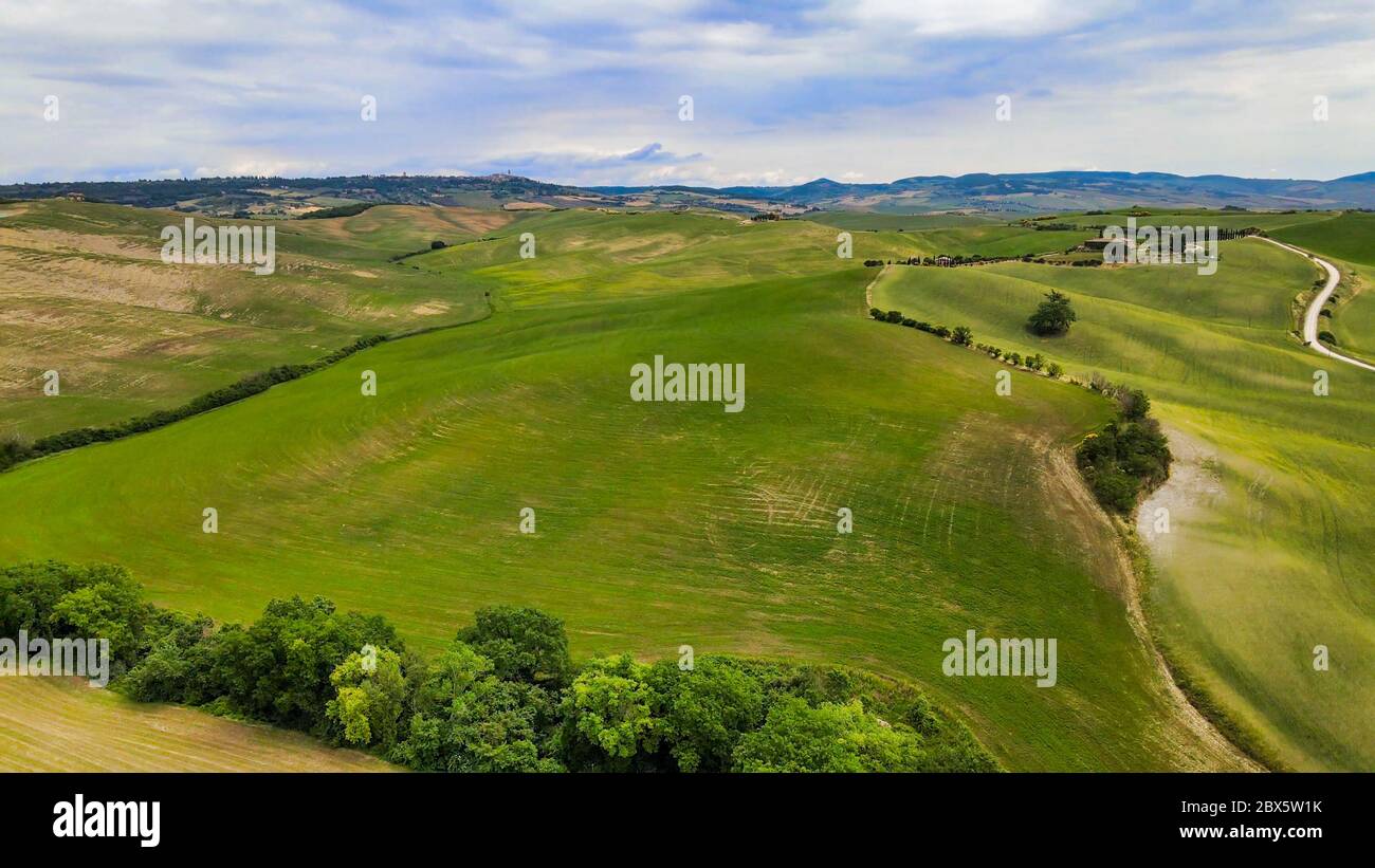 Vue aérienne incroyable sur les magnifiques collines de Toscane au printemps, en Italie. Banque D'Images