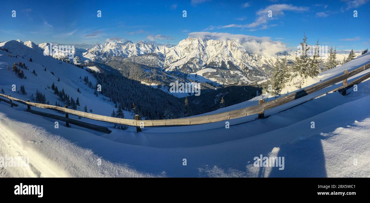 Vue panoramique sur les montagnes enneigées de Leogang (à droite) et les montagnes Lofer (à gauche) dans les alpes Austrain contre le ciel bleu Banque D'Images