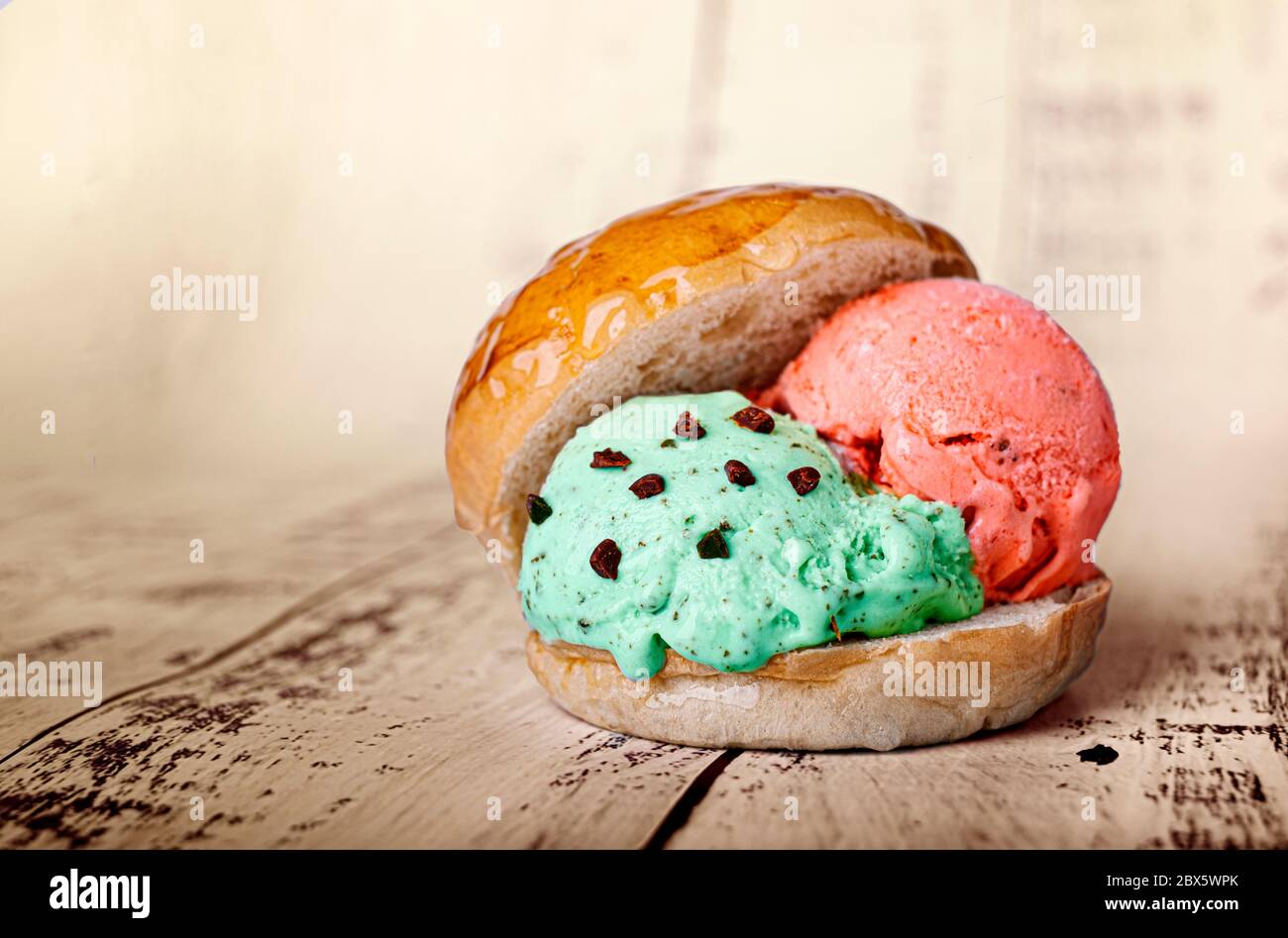 boule de glace à la fraise et à la menthe à l'intérieur d'un pain au lait Banque D'Images