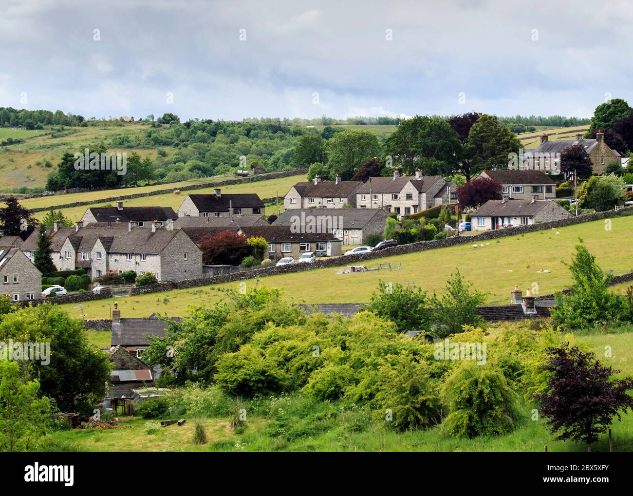 Vue générale sur le village d'Eyam, Derbyshire. Après la découverte du premier cas de peste bubonique dans le village d'Eyam en mai 1666, les villageois se sont mis en isolement auto-imposé pour empêcher la propagation de l'infection aux communautés voisines. Un périmètre de pierres a entouré le village avec personne autorisé à traverser la frontière dans les deux sens jusqu'en novembre 1667. Banque D'Images
