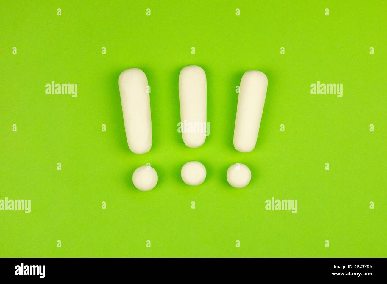 Trois points d'exclamation sur fond vert. Informations importantes, avertissement. Attention. Banque D'Images