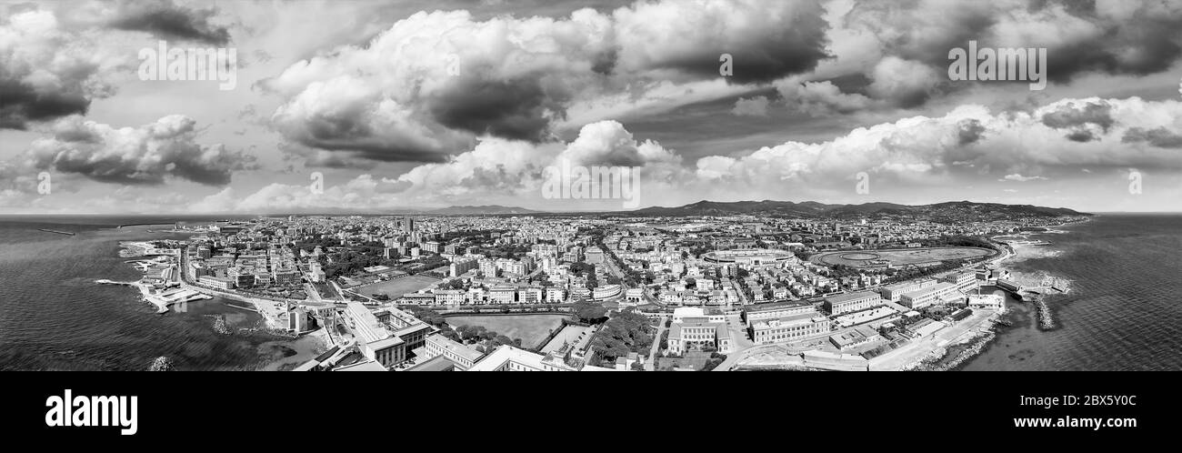 Vue aérienne incroyable de Livourne et Lungomare, célèbre ville de Toscane. Côte italienne du drone Banque D'Images