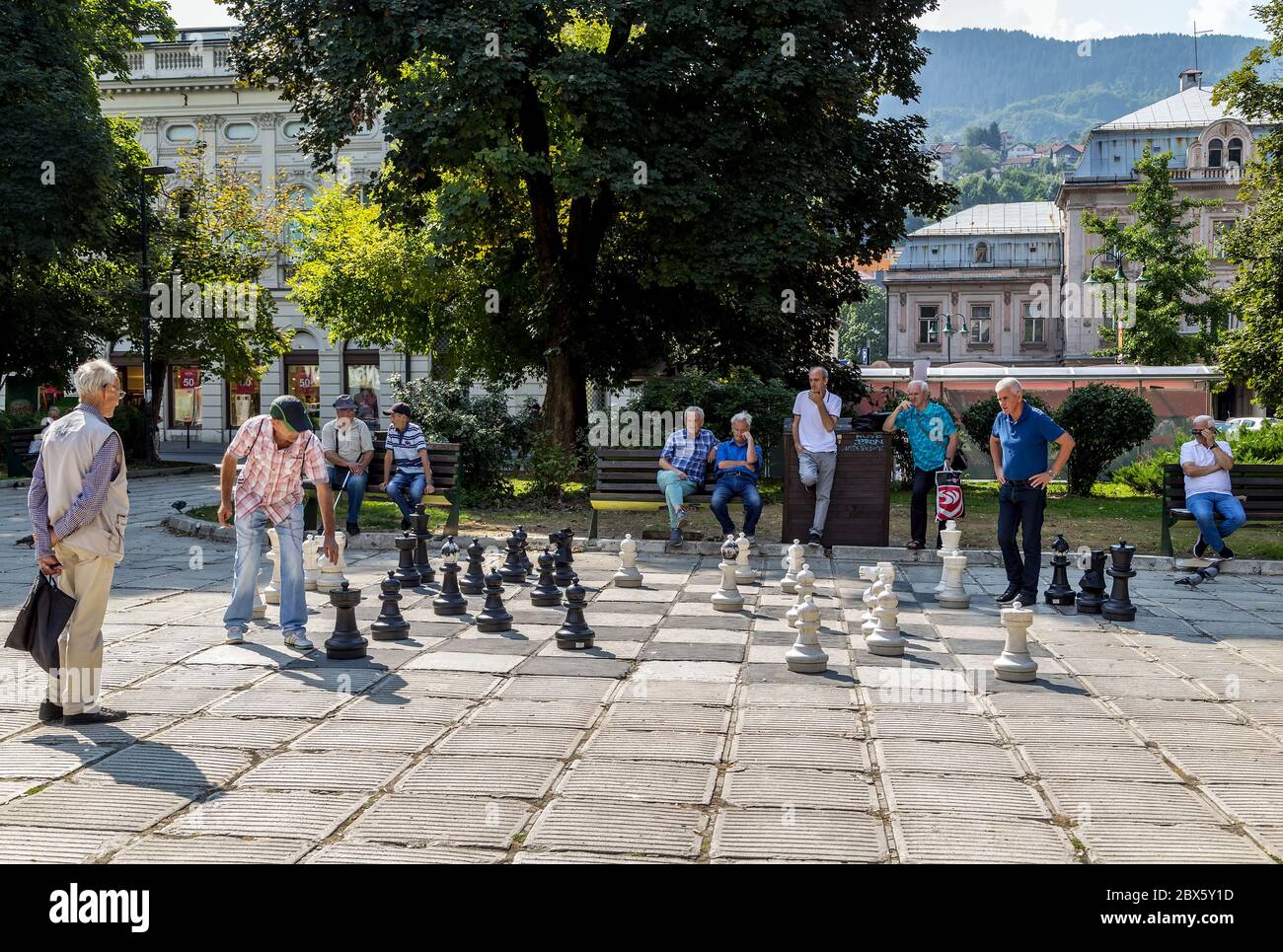 Joueurs d'échecs locaux se rassemblant sur la place de libération et jouant avec un grand Chess Board, Sarajevo, Bosnie-Herzégovine Banque D'Images