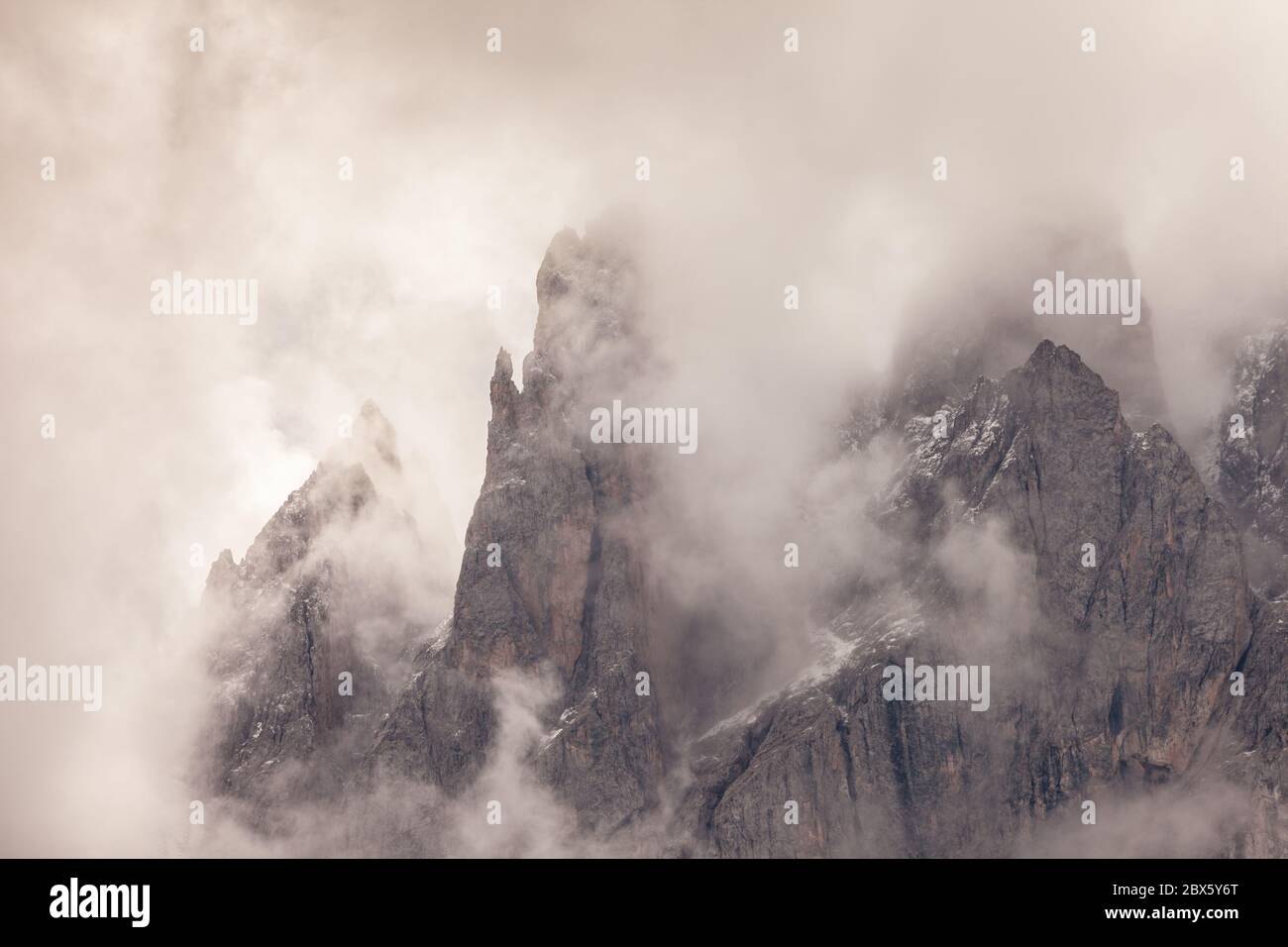 Vue sur le mont Odle dans un jour nuageux - Val di Funes, Dolomites Banque D'Images