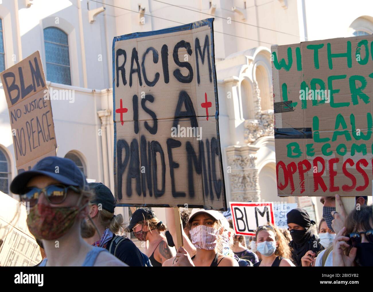 San Francisco, CA - 3 juin 2020 : les manifestants du George Floyd Black Lives ont de l'importance, certains défilant de l'école secondaire de Mission à la police de Mission Banque D'Images